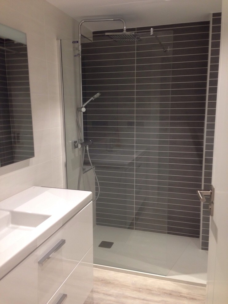 Esempio di una piccola stanza da bagno con doccia contemporanea con ante lisce, ante bianche, doccia a filo pavimento, pareti beige e lavabo integrato