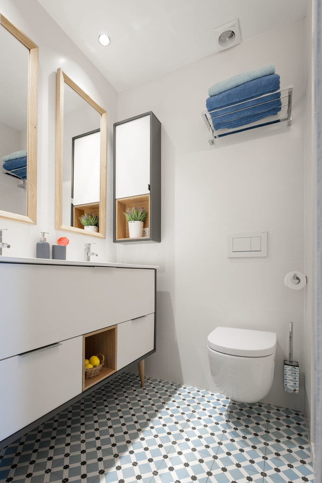 Exemple d'une petite salle de bain tendance avec WC suspendus.