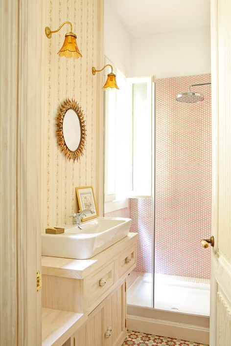 Modelo de cuarto de baño vintage de tamaño medio con armarios tipo mueble, puertas de armario blancas, ducha empotrada, paredes blancas, suelo de baldosas de cerámica, aseo y ducha y lavabo sobreencimera