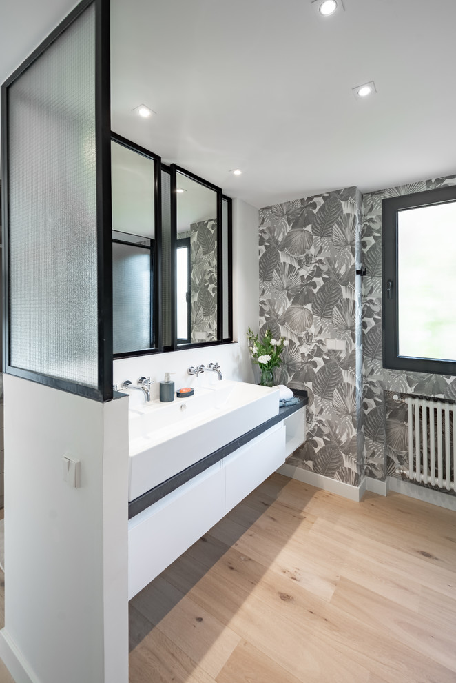 Idee per una stanza da bagno contemporanea con ante lisce, ante bianche, pareti grigie, parquet chiaro, lavabo rettangolare e pavimento beige