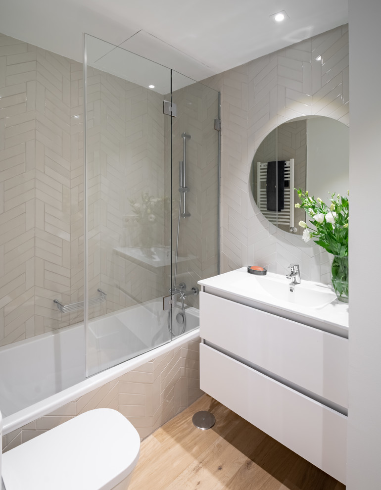 Идея дизайна: ванная комната в современном стиле с плоскими фасадами, белыми фасадами, ванной в нише, душем над ванной, серой плиткой, паркетным полом среднего тона, коричневым полом, открытым душем и белой столешницей