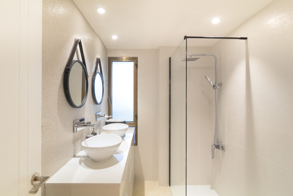 Ispirazione per una stanza da bagno con doccia minimal con ante lisce, ante bianche, doccia a filo pavimento, lavabo a bacinella e top bianco