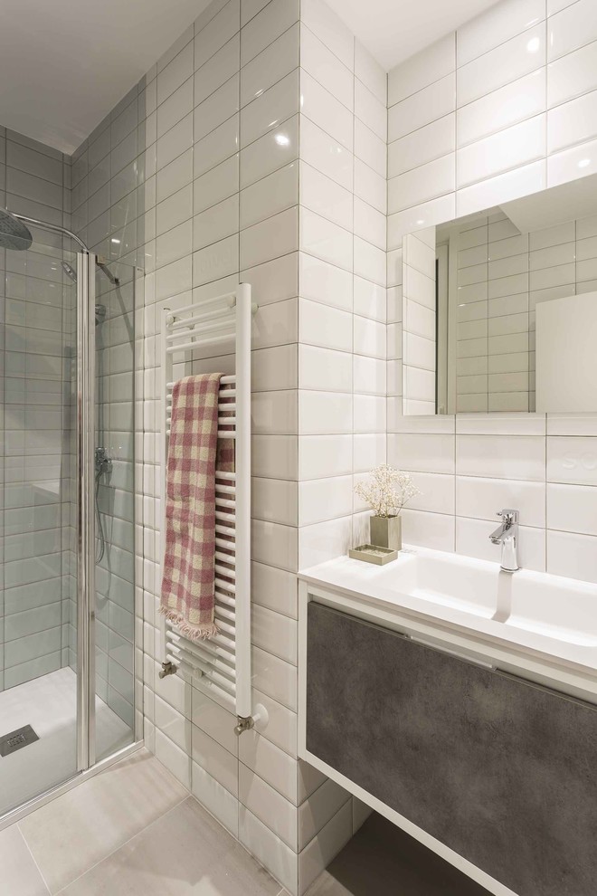 Inspiration för ett mellanstort minimalistiskt badrum med dusch, med släta luckor, en dusch i en alkov, vita väggar och ett integrerad handfat