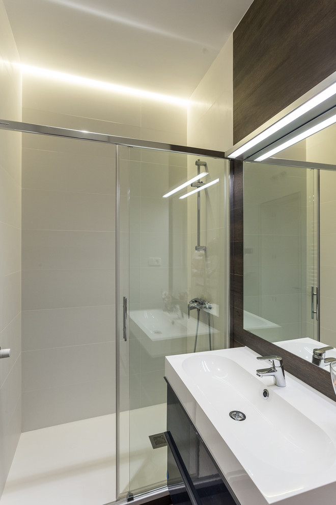 Inspiration for a modern 3/4 bathroom remodel in Madrid