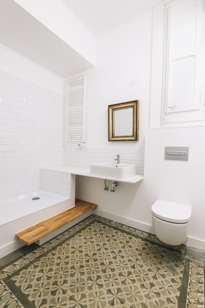 Idee per una stanza da bagno padronale chic di medie dimensioni con WC sospeso, pareti bianche e pavimento con piastrelle in ceramica