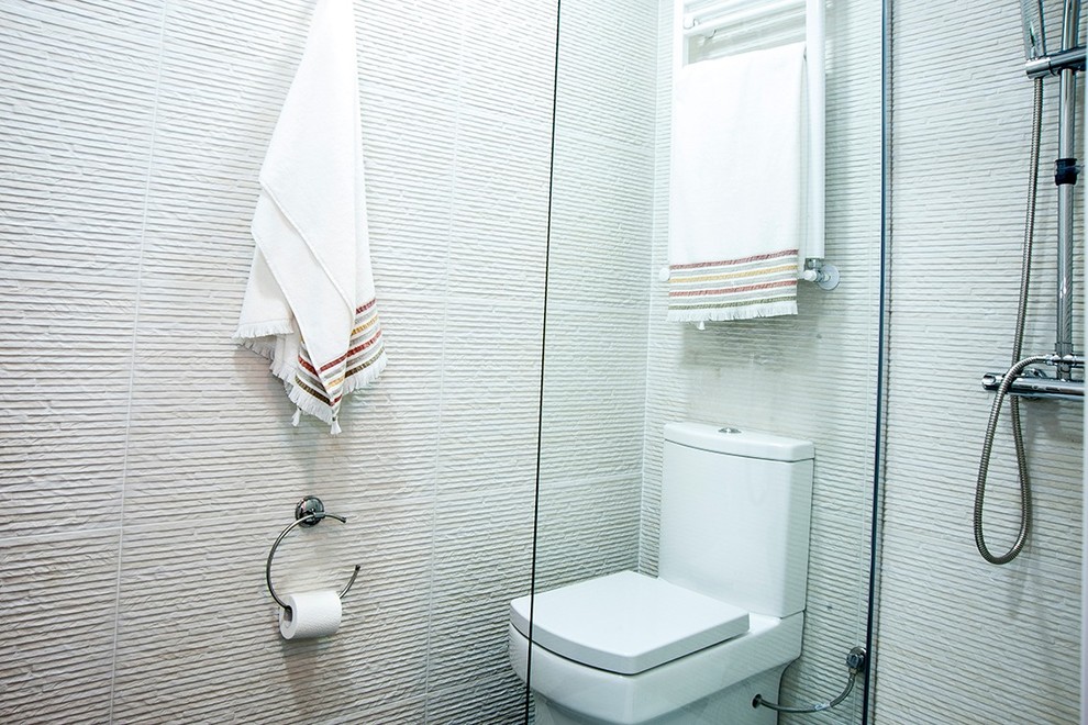 Esempio di una stanza da bagno padronale scandinava di medie dimensioni con consolle stile comò, doccia aperta, WC sospeso, piastrelle bianche, lastra di pietra, pareti bianche, pavimento con piastrelle in ceramica e pavimento grigio