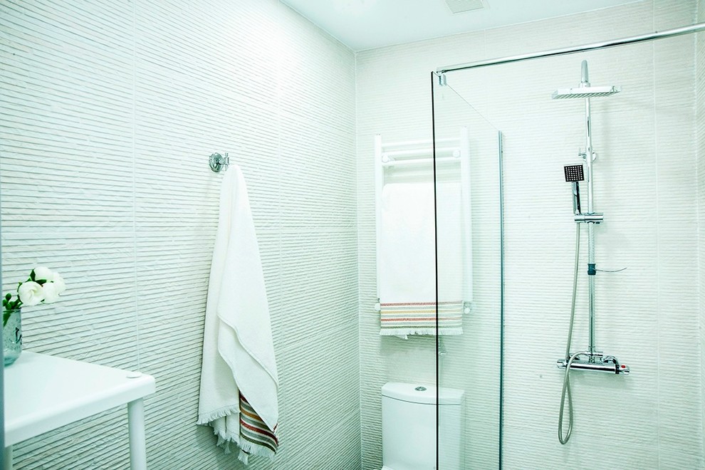 Exempel på ett mellanstort nordiskt en-suite badrum, med möbel-liknande, en öppen dusch, en vägghängd toalettstol, vit kakel, stenhäll, vita väggar, klinkergolv i keramik och grått golv