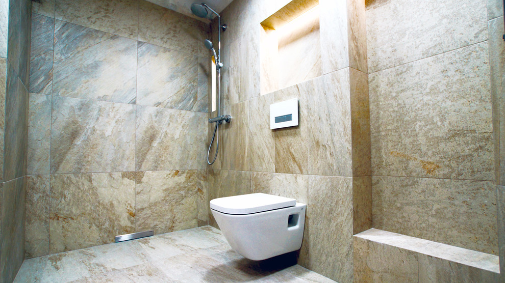Idées déco pour une très grande salle de bain principale contemporaine avec une douche à l'italienne, WC suspendus, des dalles de pierre, un sol en marbre et aucune cabine.