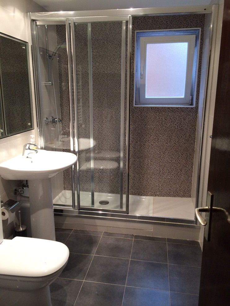 Idee per una stanza da bagno con doccia tradizionale di medie dimensioni con doccia alcova, WC a due pezzi, pareti bianche, pavimento con piastrelle in ceramica e lavabo a colonna