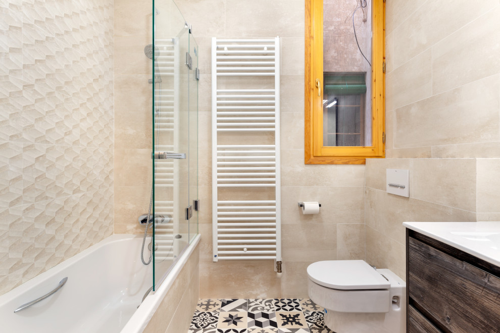 Exempel på ett mellanstort modernt vit vitt badrum med dusch, med släta luckor, skåp i mellenmörkt trä, ett badkar i en alkov, en dusch/badkar-kombination, en vägghängd toalettstol, beige kakel, porslinskakel, klinkergolv i porslin, ett integrerad handfat och flerfärgat golv