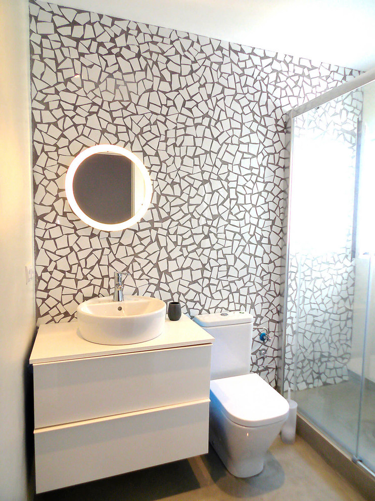 Réalisation d'une salle de bain tradition de taille moyenne avec un placard à porte plane, des portes de placard blanches, WC séparés, un mur multicolore et une vasque.