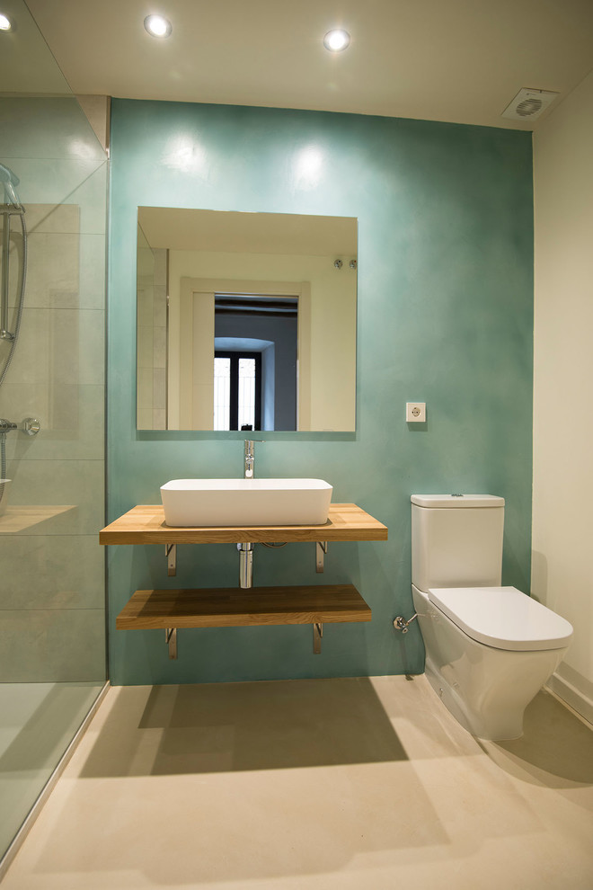 Esempio di una stanza da bagno con doccia mediterranea di medie dimensioni con nessun'anta, ante in legno scuro, WC a due pezzi, pareti multicolore, lavabo a bacinella e top in legno