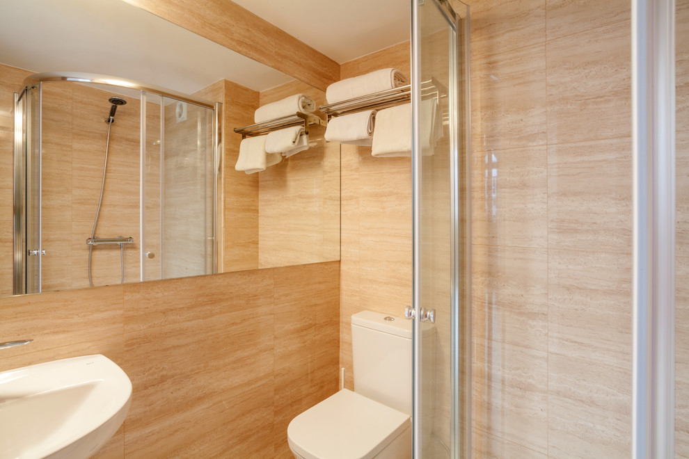 Cette photo montre une salle d'eau tendance de taille moyenne avec une douche d'angle, WC séparés, un mur beige et un lavabo suspendu.
