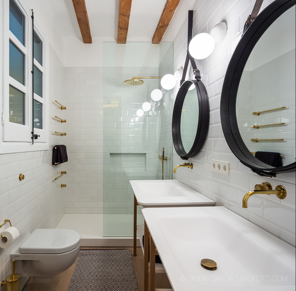 Bild på ett mellanstort vintage badrum med dusch, med öppna hyllor, en dusch i en alkov, en toalettstol med hel cisternkåpa, vit kakel, tunnelbanekakel, vita väggar, ljust trägolv, ett konsol handfat och skåp i mellenmörkt trä