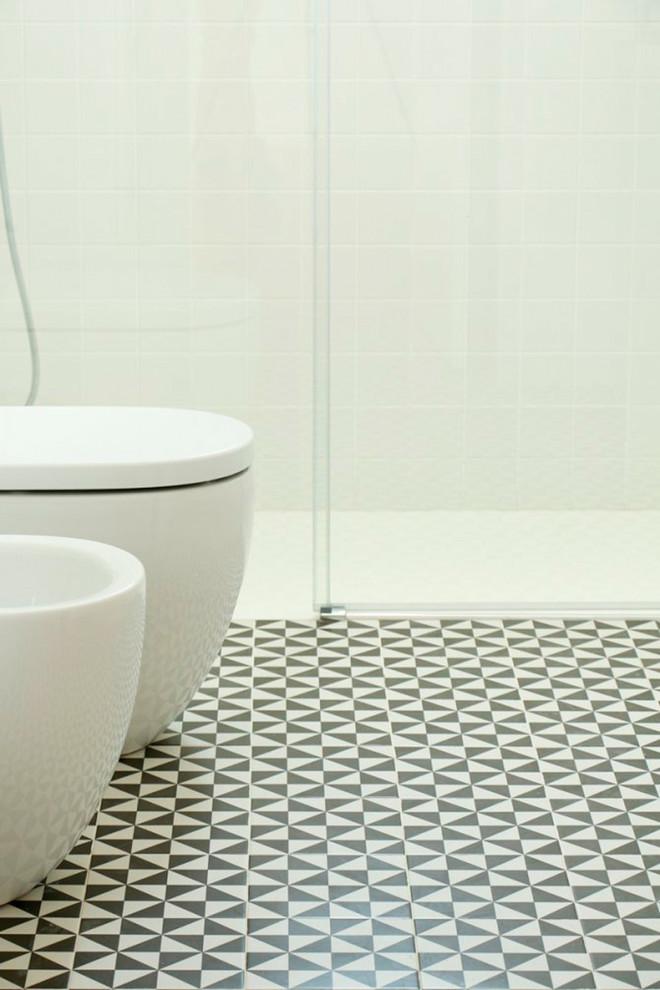 Foto di una piccola stanza da bagno padronale design con doccia a filo pavimento, piastrelle bianche, piastrelle in ceramica e pavimento con piastrelle in ceramica