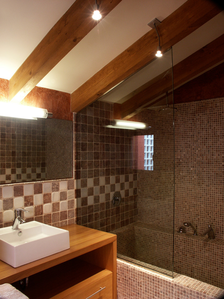 Modelo de cuarto de baño principal rústico de tamaño medio con armarios con paneles lisos, puertas de armario de madera oscura, bañera empotrada, combinación de ducha y bañera, paredes multicolor y lavabo sobreencimera