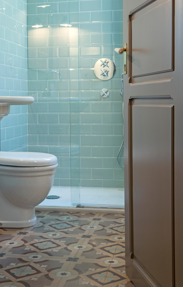 Idées déco pour une salle de bain classique de taille moyenne avec WC séparés, un sol en carrelage de céramique et un lavabo intégré.