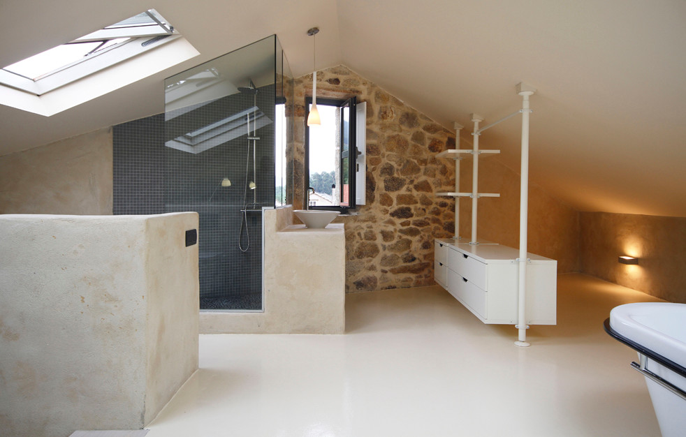 Inspiration för ett stort rustikt en-suite badrum, med släta luckor, vita skåp, ett fristående badkar, en dusch i en alkov och ett fristående handfat