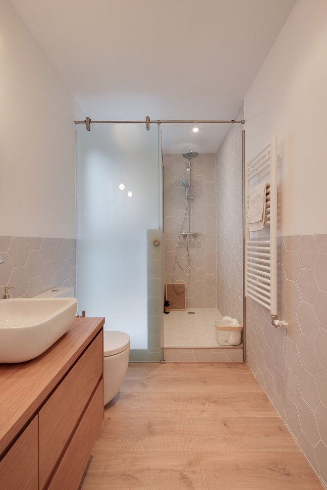 Идея дизайна: ванная комната среднего размера в скандинавском стиле с душем в нише, раздельным унитазом, белыми стенами, светлым паркетным полом, душевой кабиной и настольной раковиной