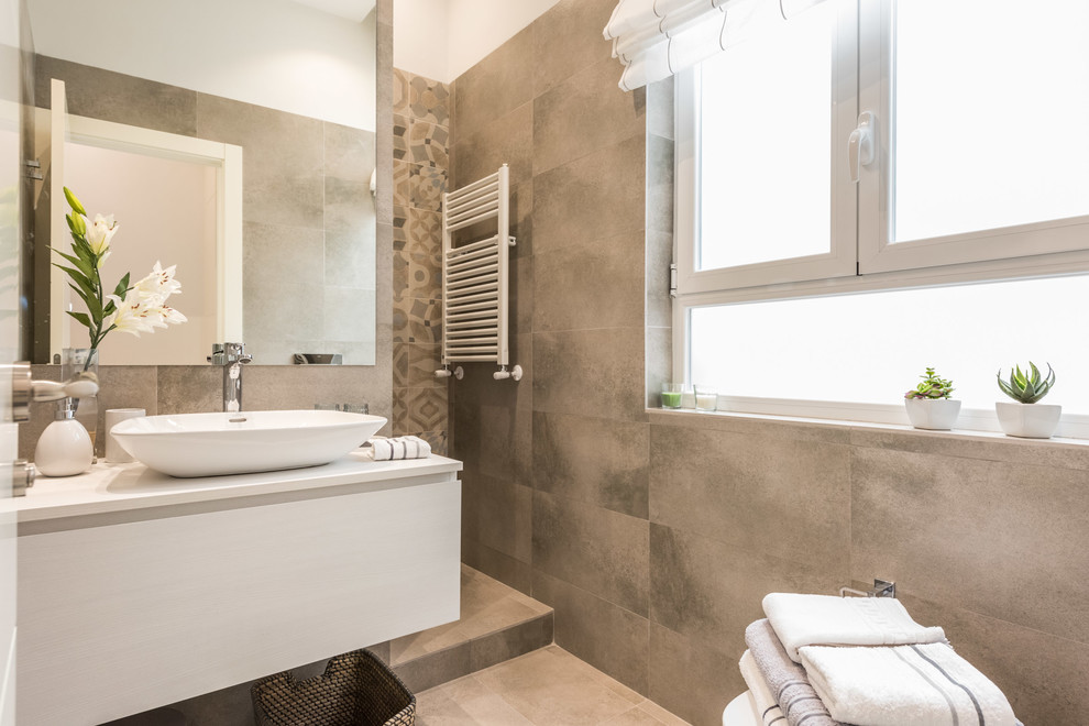 Mittelgroßes Mediterranes Duschbad mit flächenbündigen Schrankfronten, weißen Schränken, bodengleicher Dusche, beiger Wandfarbe und Aufsatzwaschbecken in Madrid