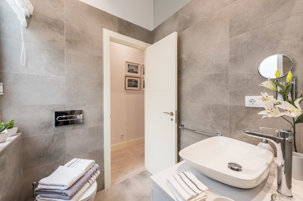 Foto di una stanza da bagno con doccia mediterranea di medie dimensioni con ante lisce, ante bianche, doccia a filo pavimento, pareti beige e lavabo a bacinella