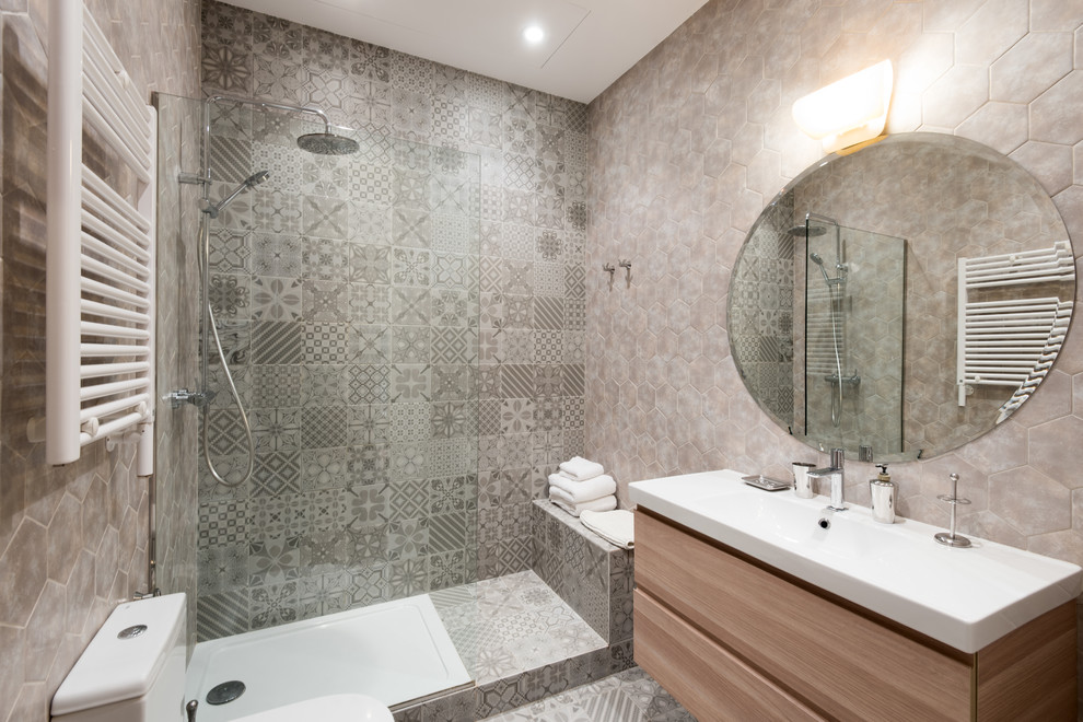 Modernes Duschbad mit flächenbündigen Schrankfronten, hellen Holzschränken, offener Dusche, Wandtoilette mit Spülkasten, grauer Wandfarbe, integriertem Waschbecken und offener Dusche in Sonstige