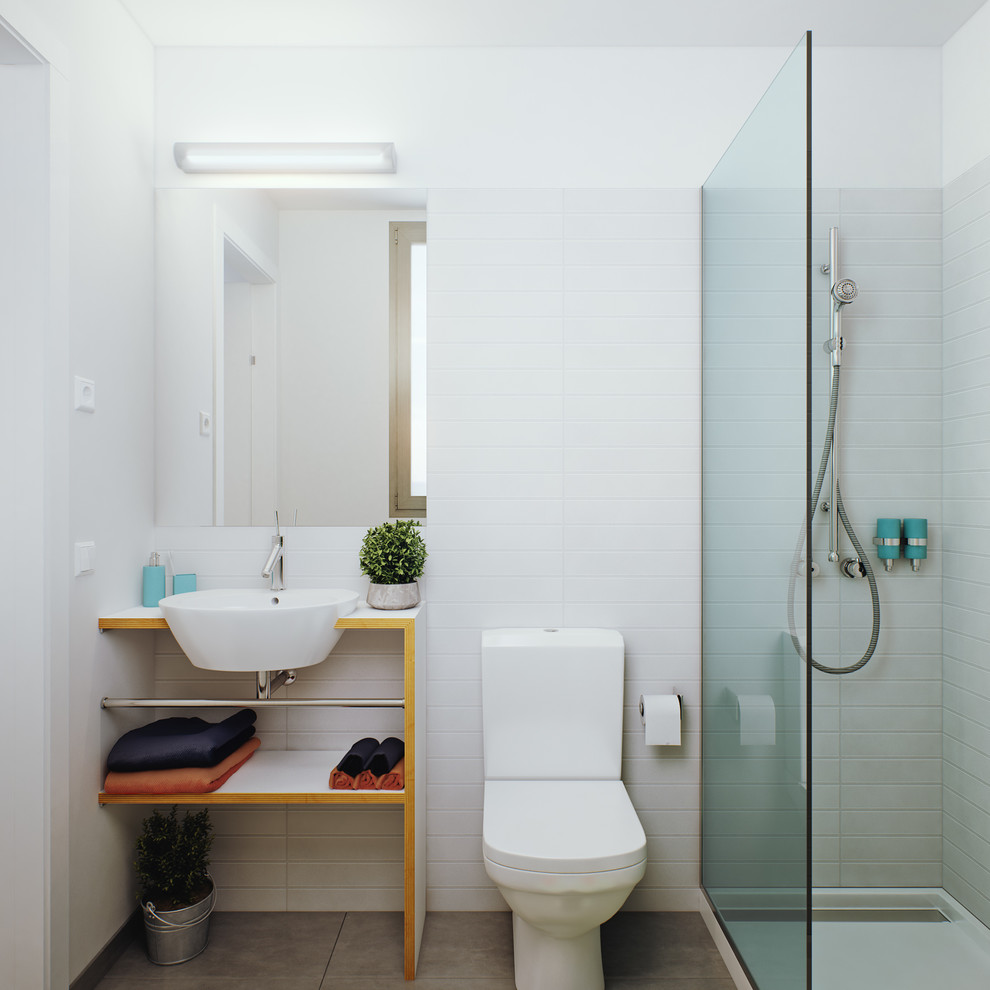 На фото: маленькая ванная комната в скандинавском стиле с деревянным полом для на участке и в саду с