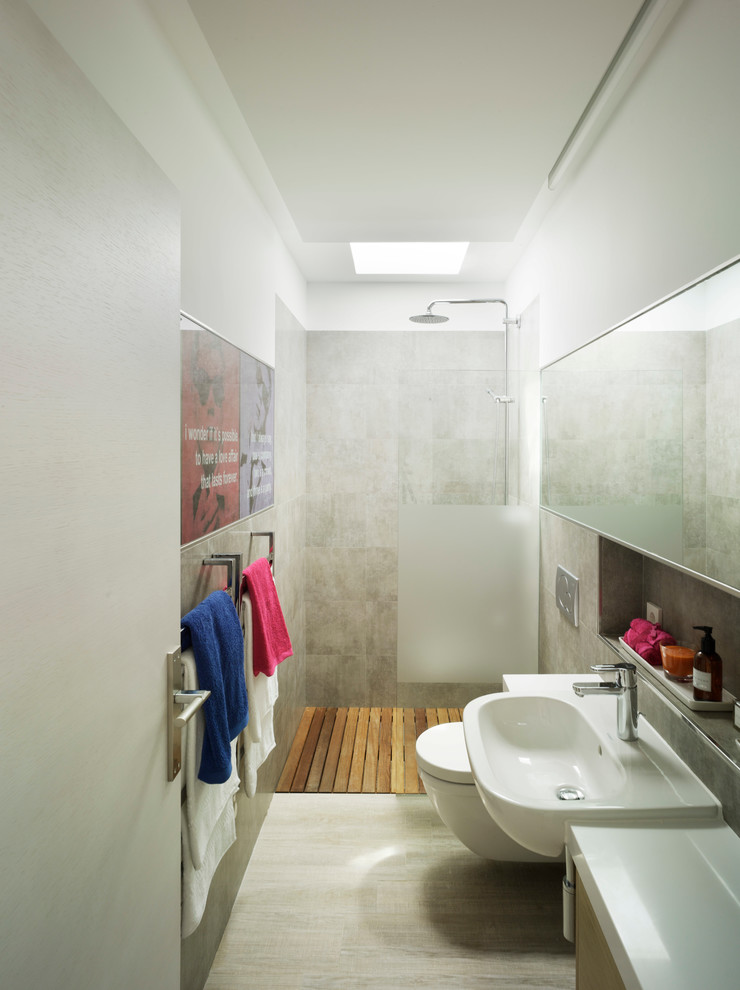 Esempio di una piccola stanza da bagno con doccia minimal con doccia a filo pavimento, WC sospeso, pareti grigie e lavabo sospeso