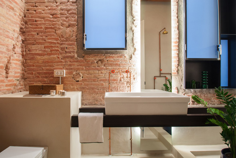 Diseño de cuarto de baño urbano de tamaño medio con paredes multicolor, aseo y ducha y lavabo sobreencimera
