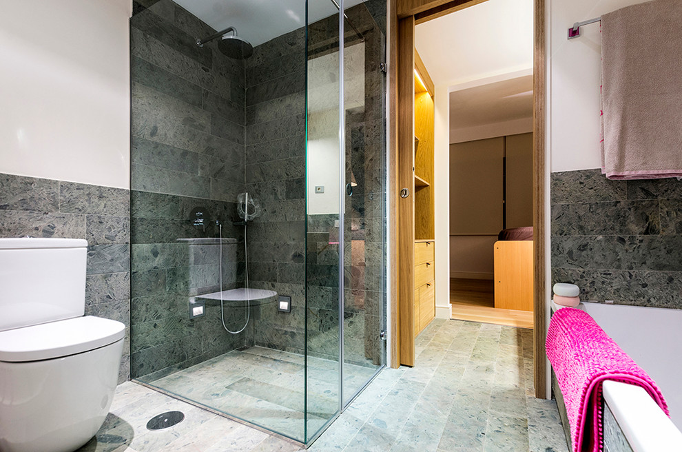 Imagen de cuarto de baño principal actual de tamaño medio con armarios con paneles lisos, puertas de armario blancas, bañera empotrada, combinación de ducha y bañera, sanitario de dos piezas y lavabo integrado