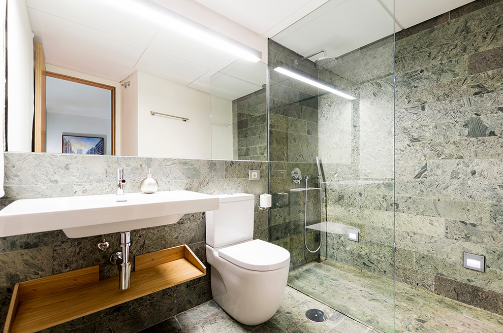 Inspiration för ett mellanstort vintage badrum med dusch, med öppna hyllor, skåp i mellenmörkt trä, en kantlös dusch, en toalettstol med separat cisternkåpa och ett väggmonterat handfat
