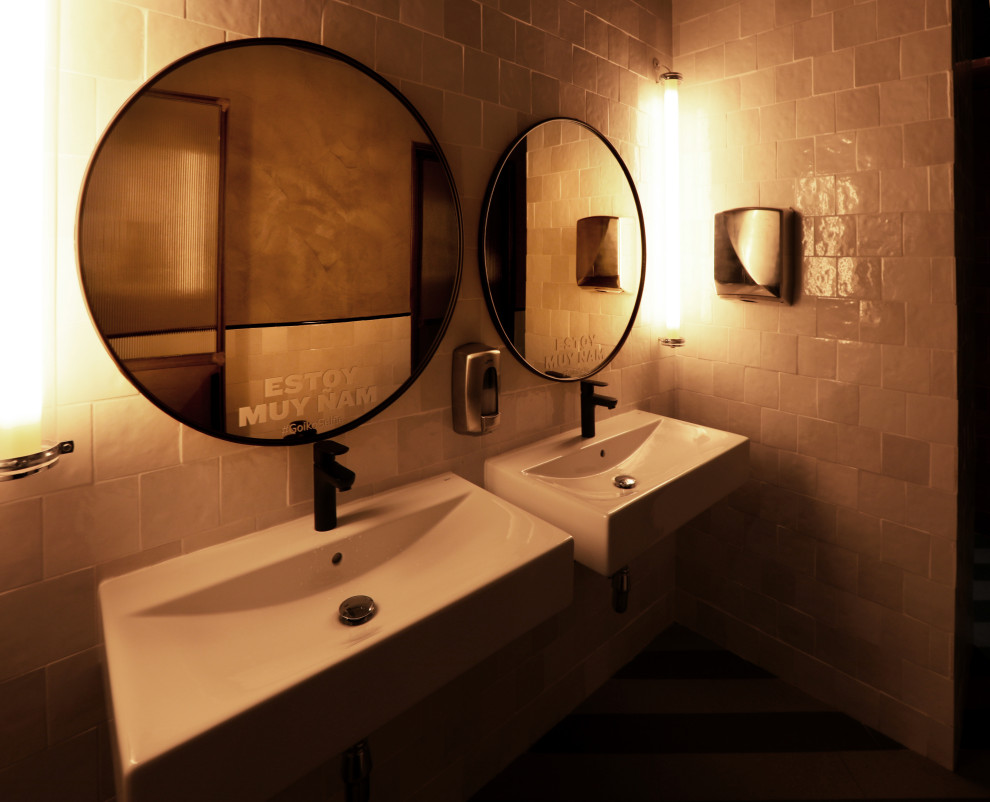 Großes Modernes Badezimmer En Suite mit weißen Schränken, Wandtoilette, weißen Fliesen, weißer Wandfarbe, Porzellan-Bodenfliesen, braunem Boden, WC-Raum, Doppelwaschbecken, schwebendem Waschtisch und freigelegten Dachbalken in Madrid