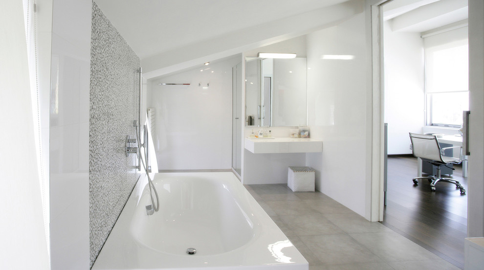 Großes Modernes Badezimmer En Suite mit Badewanne in Nische, Duschbadewanne, weißer Wandfarbe und Wandwaschbecken in Valencia