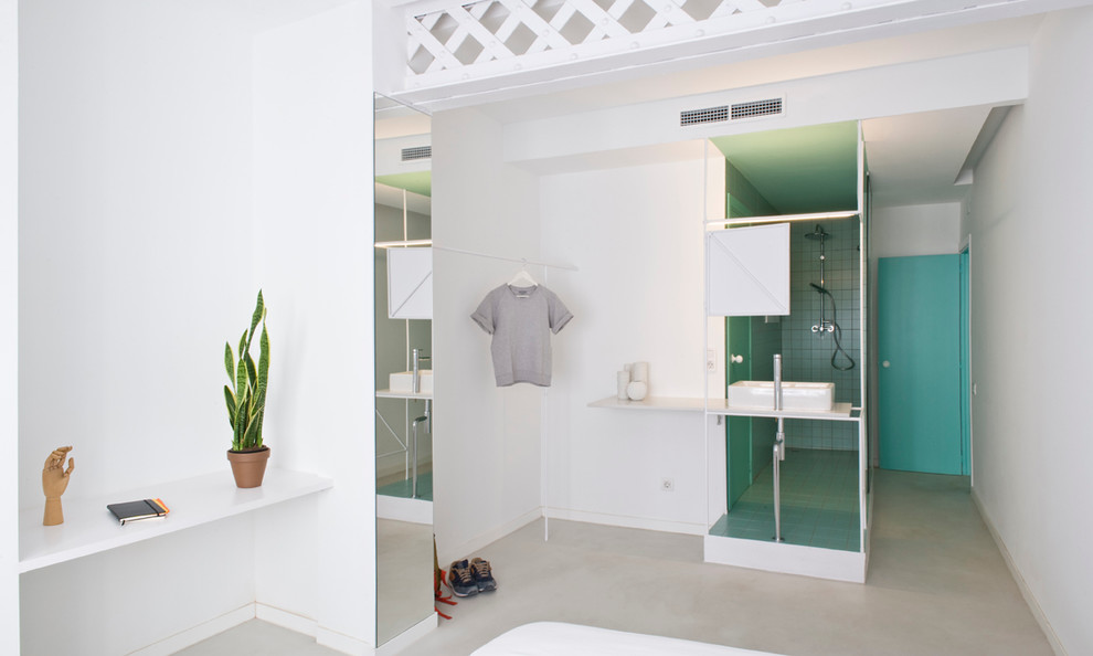 Ispirazione per una stanza da bagno con doccia scandinava di medie dimensioni con doccia ad angolo, pareti bianche e lavabo a bacinella