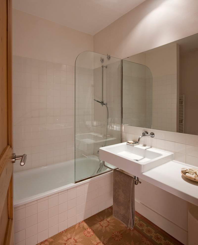 Diseño de cuarto de baño principal clásico renovado pequeño con bañera empotrada, combinación de ducha y bañera, paredes blancas y lavabo suspendido
