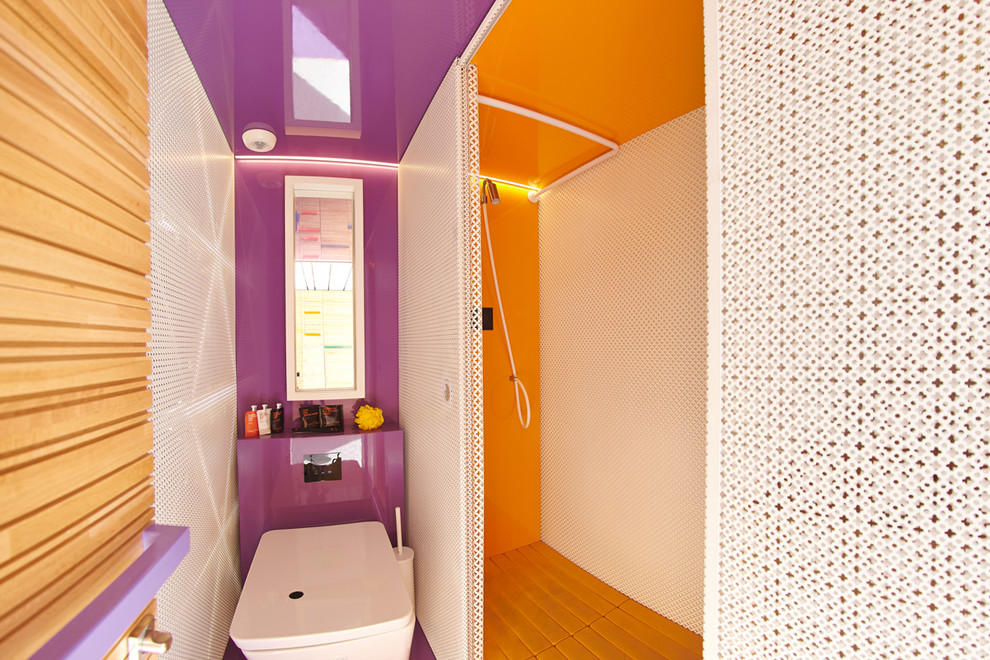На фото: ванная комната среднего размера в современном стиле с открытым душем, унитазом-моноблоком, разноцветными стенами, душевой кабиной и открытым душем