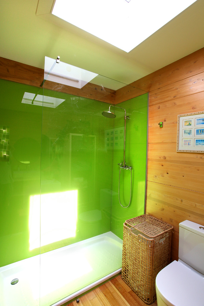 Стильный дизайн: маленькая главная ванная комната в восточном стиле с открытыми фасадами, светлыми деревянными фасадами, японской ванной, душем без бортиков, унитазом-моноблоком, зеленой плиткой, плиткой из листового стекла, разноцветными стенами, паркетным полом среднего тона, настольной раковиной, столешницей из дерева, разноцветным полом и открытым душем для на участке и в саду - последний тренд