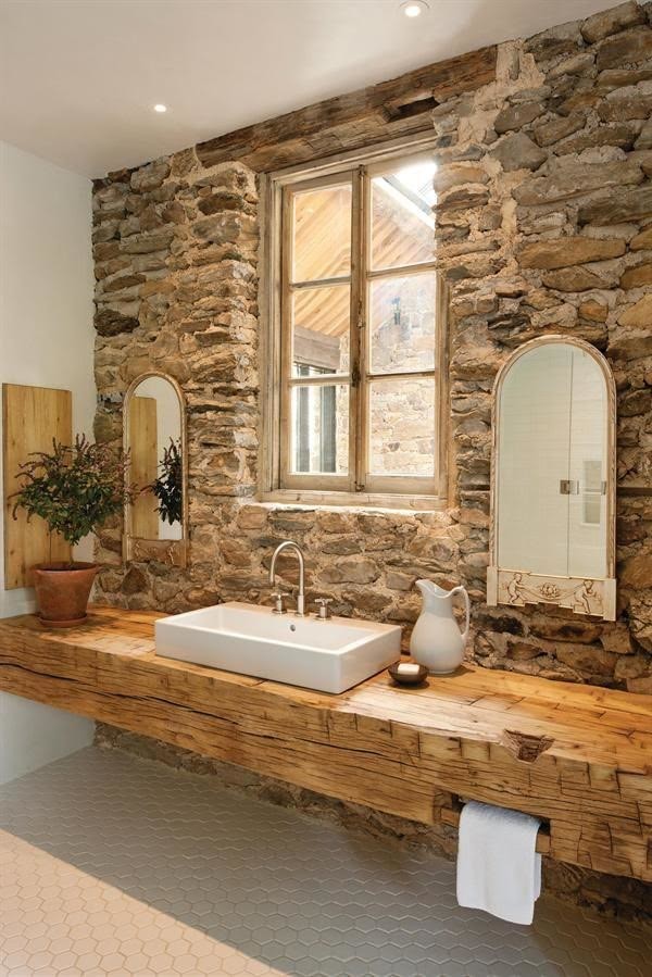 Ejemplo de cuarto de baño principal rústico grande con lavabo sobreencimera y encimera de madera
