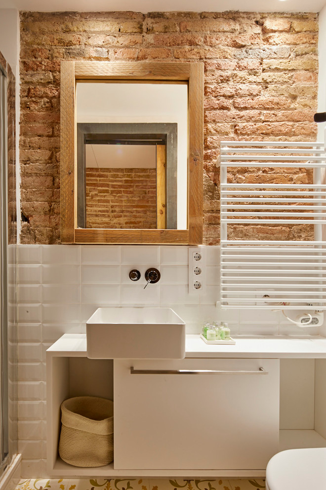 Идея дизайна: ванная комната в стиле лофт с плоскими фасадами, белыми фасадами, белой плиткой, плиткой кабанчик и настольной раковиной