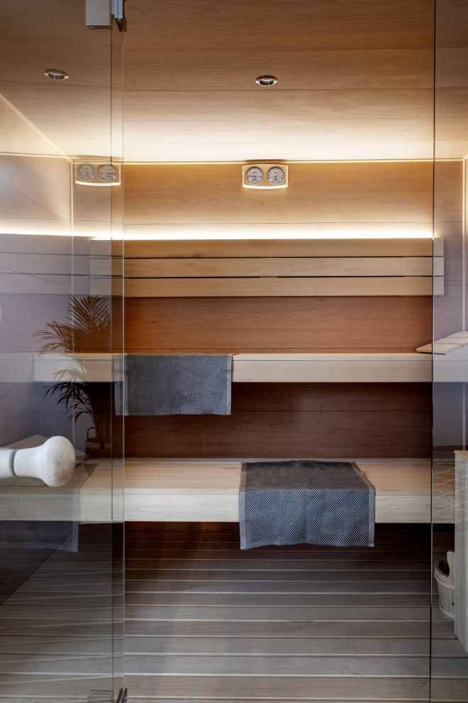 Esempio di una sauna tropicale di medie dimensioni con parquet chiaro, pavimento beige, soffitto in legno e pareti in legno