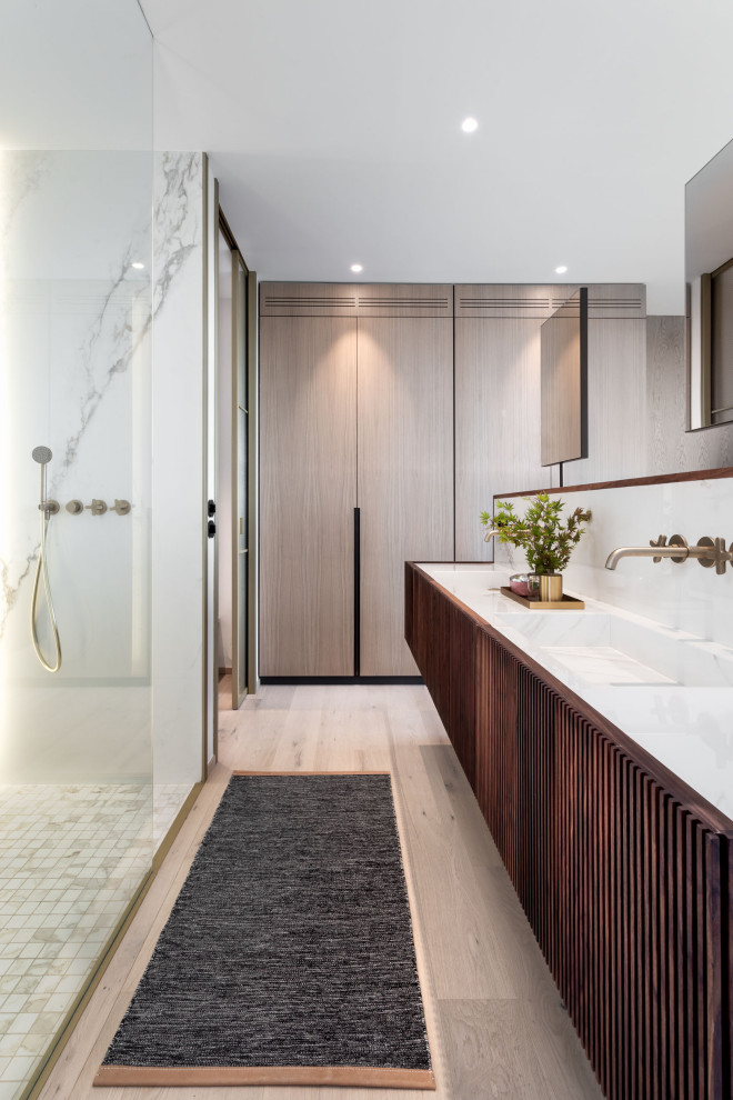 Inspiration för mycket stora moderna vitt badrum med dusch, med skåp i mellenmörkt trä, en dusch i en alkov, vita väggar, klinkergolv i porslin, ett integrerad handfat och beiget golv