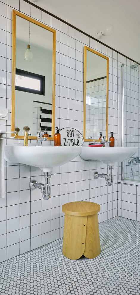 Идея дизайна: главная ванная комната среднего размера в современном стиле с белой плиткой, керамической плиткой, белыми стенами, полом из керамической плитки и подвесной раковиной