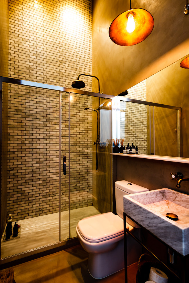 Immagine di una stanza da bagno con doccia industriale di medie dimensioni con doccia alcova, WC a due pezzi e lavabo a consolle