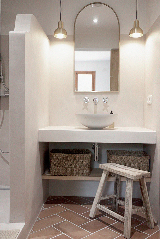 Пример оригинального дизайна: ванная комната среднего размера в средиземноморском стиле с открытым душем, полом из терракотовой плитки, душевой кабиной и столешницей из бетона