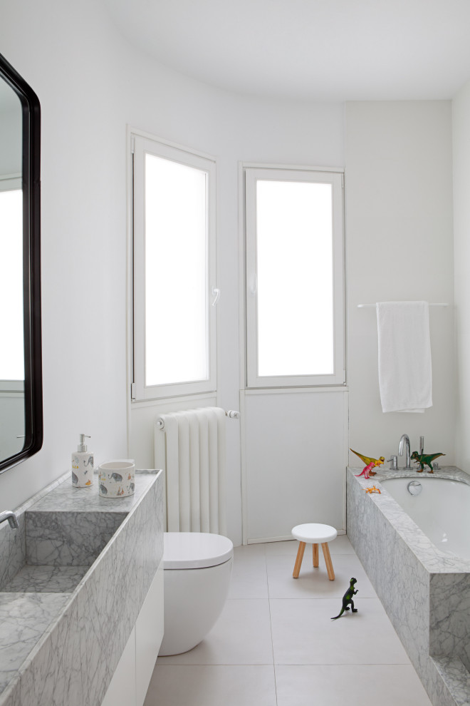 マドリードにあるコンテンポラリースタイルのおしゃれな浴室の写真