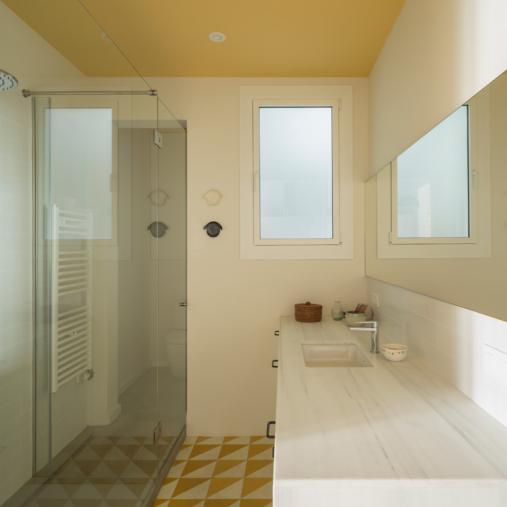 Cette photo montre une petite salle de bain tendance avec une douche à l'italienne, un sol en carrelage de céramique et un lavabo intégré.