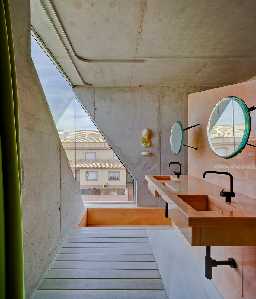 Esempio di una stanza da bagno contemporanea con pareti grigie, lavabo integrato e pavimento grigio
