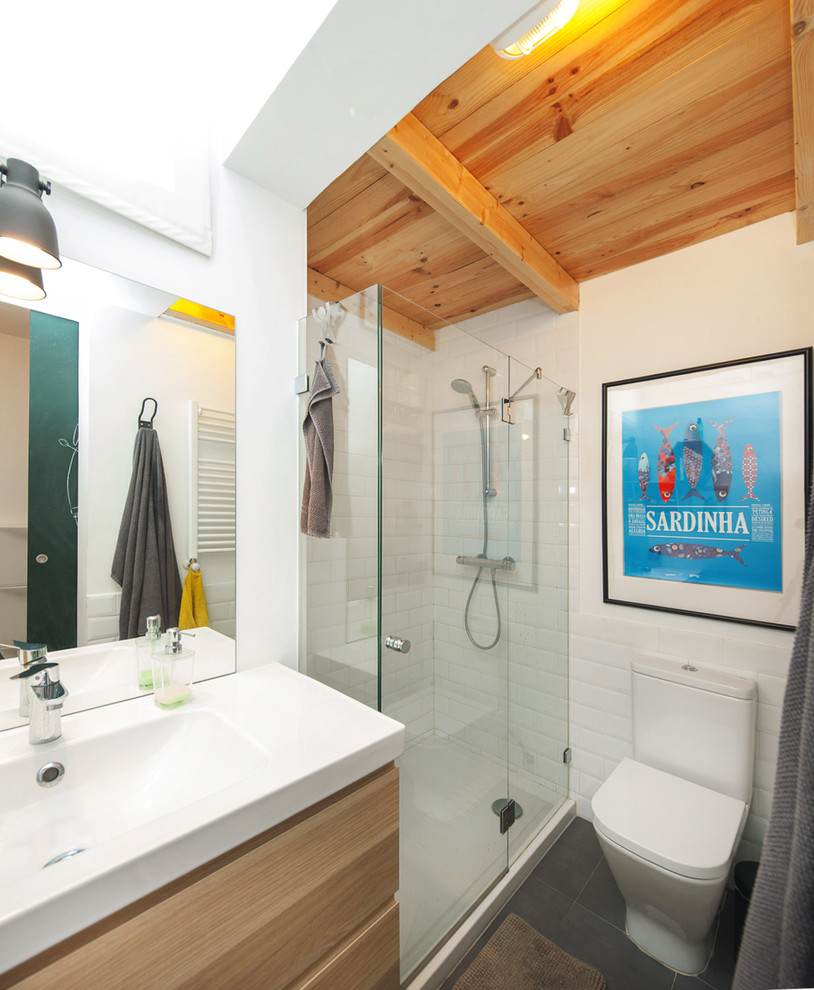 Inspiration för små moderna en-suite badrum, med släta luckor, skåp i ljust trä, vit kakel, keramikplattor, vita väggar, klinkergolv i porslin, grått golv och dusch med gångjärnsdörr