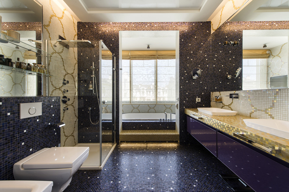 Modernes Badezimmer En Suite mit flächenbündigen Schrankfronten, Einbaubadewanne, Eckdusche, Wandtoilette mit Spülkasten, farbigen Fliesen, schwarzen Fliesen, Einbauwaschbecken und Falttür-Duschabtrennung in Moskau