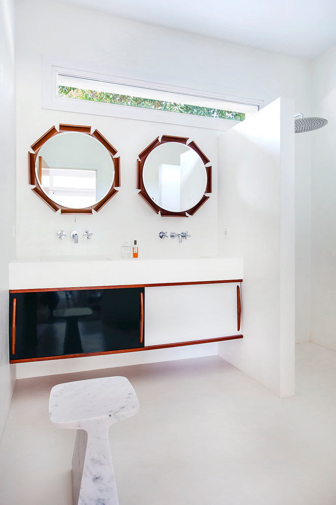 バルセロナにある高級な中くらいなコンテンポラリースタイルのおしゃれなバスルーム (浴槽なし) (フラットパネル扉のキャビネット、黒いキャビネット、オープン型シャワー、白い壁、一体型シンク、オープンシャワー) の写真